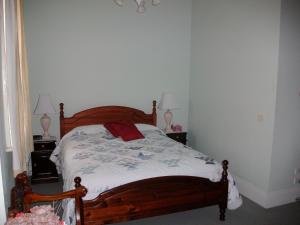 Postel nebo postele na pokoji v ubytování Stella's Dromana Hotel