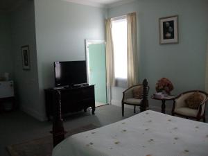 TV a/nebo společenská místnost v ubytování Stella's Dromana Hotel