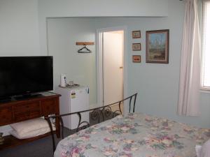 Postel nebo postele na pokoji v ubytování Stella's Dromana Hotel