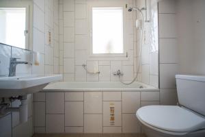 un bagno con vasca, WC e lavandino di Jungfrau Hotel a Wilderswil