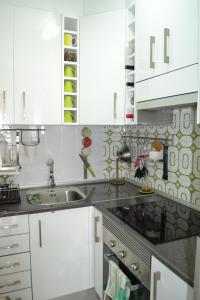 eine Küche mit weißen Schränken und einem Waschbecken in der Unterkunft Torrenostra de LUX in Torrenostra