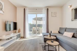 un soggiorno con divano e TV di La vie est belle a Trogir