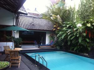 Kolam renang di atau dekat dengan Griya Yunika