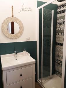 een badkamer met een wastafel en een douche bij La Stanza di Rachele in Napels