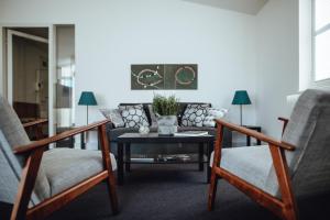 salon z dwoma krzesłami i stolikiem kawowym w obiekcie Arenberg 29b PAUL w mieście Salzburg +16 zdjęć