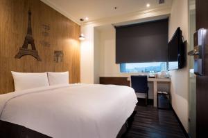 Rúm í herbergi á Merryday Hotel Banqiao