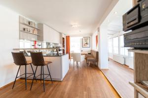 cocina y comedor con mesa y sillas en Skyflats Vienna - Belle View, en Viena