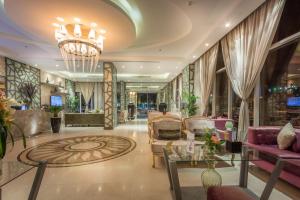 a lobby with couches and a chandelier at Al Muhaidb Residence Salahuddin in Riyadh
