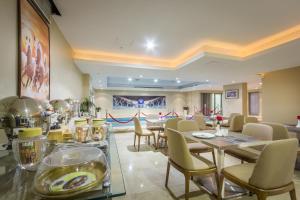 a restaurant with tables and chairs in a room at Al Muhaidb Residence Al Malaz 2 in Riyadh