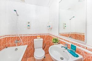 bagno con servizi igienici, lavandino e specchio di Hotel 81 Cosy a Singapore