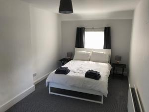 um quarto com uma cama com dois sacos em Glens of Antrim Beach House - On the Coast em Glenariff