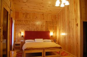 Postel nebo postele na pokoji v ubytování Surya Holidays Kodaikanal