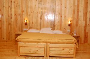Postel nebo postele na pokoji v ubytování Surya Holidays Kodaikanal