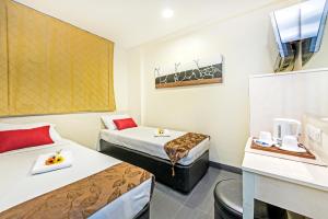 Habitación de hotel con 2 camas y mesa en Hotel 81 Selegie en Singapur