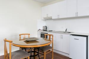 Кухня или кухненски бокс в Summit Apartments