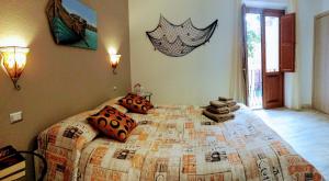 Un dormitorio con una cama grande con almohadas. en La Perla del Sud, en Teulada