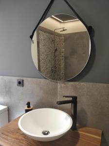 une salle de bain avec un lavabo et un miroir dans l'établissement VIVIENDA ÚBEDA REAL, à Úbeda