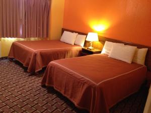 Säng eller sängar i ett rum på Red Carpet Inn Niagara Falls