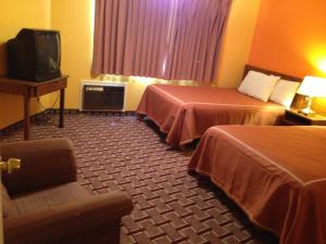 Säng eller sängar i ett rum på Red Carpet Inn Niagara Falls