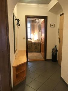 pasillo que conduce a una habitación con mesa y baño en Apartmaji Sušnik, en Bled