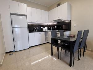 Una cocina o kitchenette en West House Apartments-Mar Mikhael