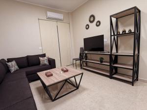 West House Apartments-Mar Mikhael في بيروت: غرفة معيشة مع أريكة وطاولة