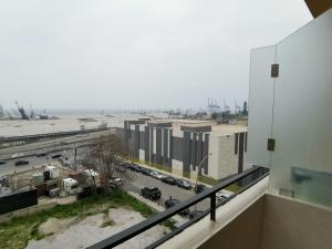 - un balcon avec vue sur le parking dans l'établissement West House Apartments-Mar Mikhael, à Beyrouth