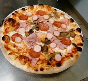 コステルマーノにあるAffittacamere Battistoliのピザ(ペッパロニなど)
