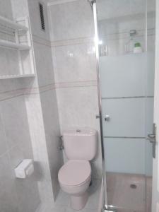 een witte badkamer met een toilet en een douche bij Torrenostra de LUX in Torrenostra