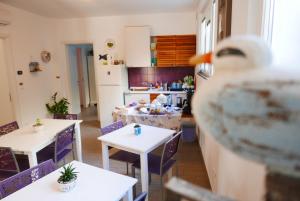 uma cozinha e sala de jantar com mesas e cadeiras em B&B Ai Tre Archi em Spotorno
