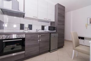 Kuchyňa alebo kuchynka v ubytovaní APARTMENT ABA