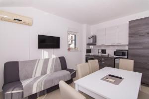 Kuchyň nebo kuchyňský kout v ubytování APARTMENT ABA