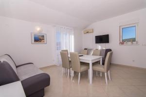 TV a/nebo společenská místnost v ubytování APARTMENT ABA