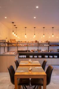 Hotel Auberge St. Pol في كنوك هايست: غرفة طعام مع طاولة وكراسي