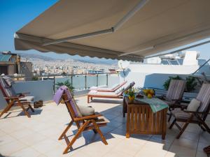 Balkoni atau teres di 7th Floor Stunning View Penthouse in Piraeus