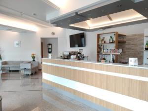 a restaurant with a counter and a waiting room at Hotel Residence Mara in Lido di Jesolo