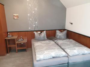 um quarto com uma cama e uma mesa lateral em Hotel Sonnenschein em Bad Liebenwerda