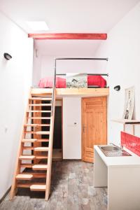 een stapelbed in een kleine kamer met een ladder bij Szmulson in Warschau