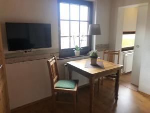 TV a/nebo společenská místnost v ubytování Ferienwohnung Basthorst + 3 fotografie