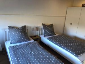 two beds with polka dot sheets in a room at Ferienwohnung Basthorst in Basthorst