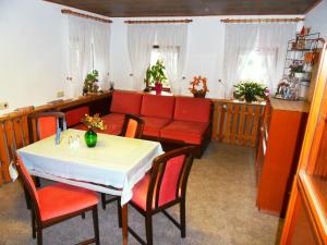 comedor con mesa y sillas rojas en Gästezimmer Zittau - Bed & Breakfast, en Zittau