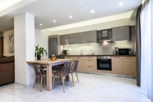 Kuchyň nebo kuchyňský kout v ubytování Lemar Luxury Apartments