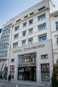 um edifício Chanel do hotel numa rua da cidade em Hotel Chambord em Bruxelas