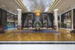 a lobby with a large chandelier in a building at Wanda Vista Taiyuan in Taiyuan +53 photos