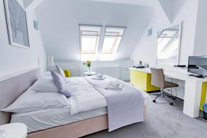 1 dormitorio con 1 cama y escritorio con ordenador en Budapest Griffin Guest House, en Budapest
