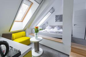 1 dormitorio con 1 cama y 1 silla amarilla en Budapest Griffin Guest House, en Budapest