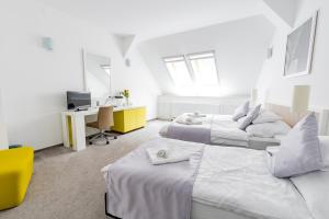 1 dormitorio con 2 camas y escritorio con ordenador en Budapest Griffin Guest House, en Budapest