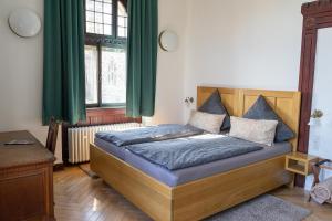 Schlafzimmer mit einem Bett und grünen Vorhängen in der Unterkunft Altes Amtsgericht Oppenheim in Oppenheim