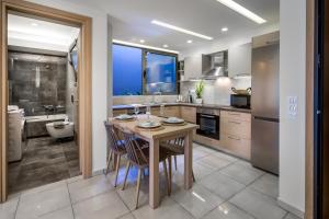 Kuchyň nebo kuchyňský kout v ubytování Lemar Luxury Apartments