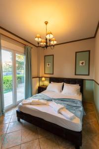 Postel nebo postele na pokoji v ubytování Irene Suites
